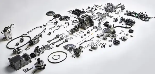 Rozłożony silnik 1.0 ecoboost: blok, wał korbowy, tłoki, głowica, turbosprężarka, alternator, rozrusznik, pompa wody, sprzęgło, paski i inne części.