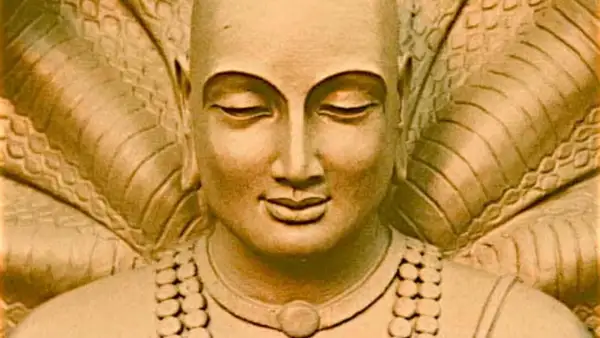 Escultura de Patanjali meditando, rodeado por una cobra. Inspiración para los yoga sutras.