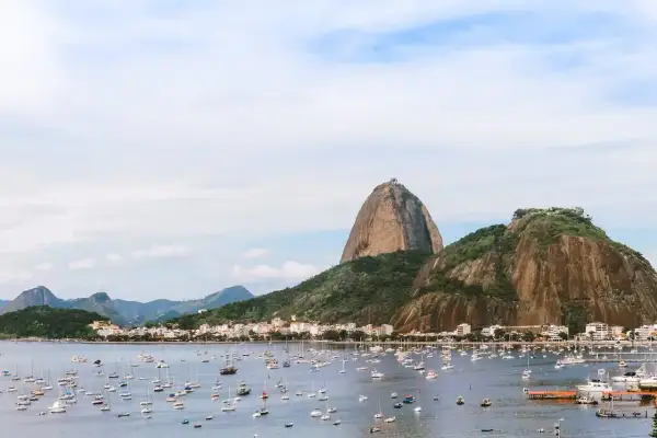 Widok na Zatokę Guanabara z górą Głowa Cukru. Zastanawiasz się, ile trwa lot do Rio de Janeiro?
