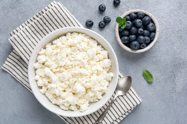 Ricotta di capra, un alimento leggero e nutriente. Scopri i suoi valori nutrizionali per una dieta sana e gustosa.