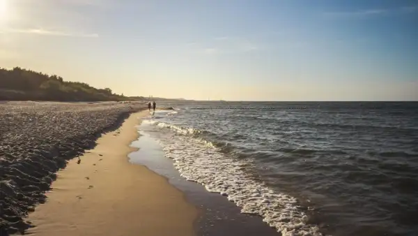 Spacer po plaży w Karwi, idealne miejsce na relaks i odkrywanie atrakcji w okolicy.