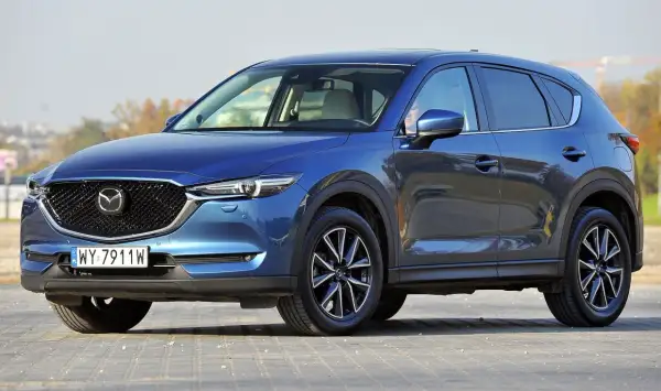 Niebieska Mazda CX-5 na forum dyskusyjnym. Jaki silnik wybrać? Zapytanie o silnik do Mazdy CX-5.