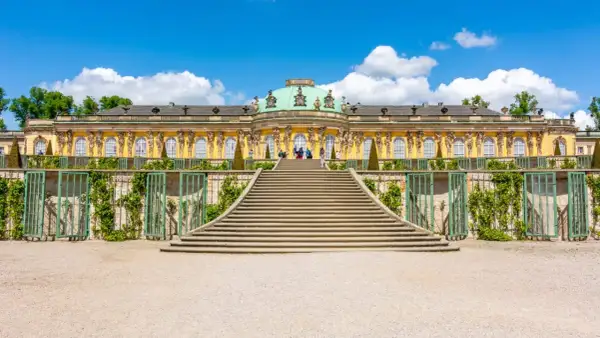 Sonniges Potsdam: Schloss Sanssouci mit langer Treppe lädt zum Erkunden ein. Was kann man in Potsdam machen? Hier!
