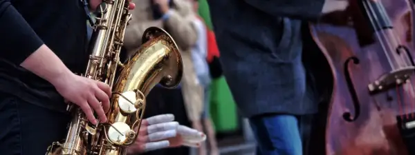 Styl w muzyce jazzowej: Kluczowe cechy, historia i wpływy muzyczne