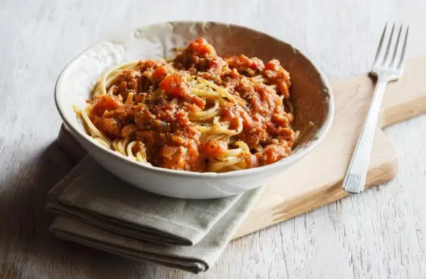 Eine Schüssel Spaghetti mit einer herzhaften, tomatigen Bolognese-Sauce. Perfekt für eine schnelle Bolognese nach einem langen Tag.