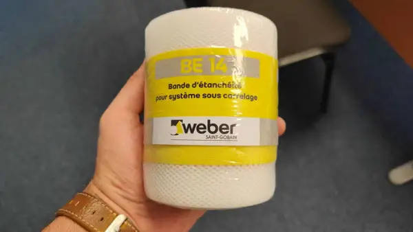 Rouleau de bande d'étanchéité Weber BE 14, essentielle pour une étanchéité sous carrelage obligatoire et durable.