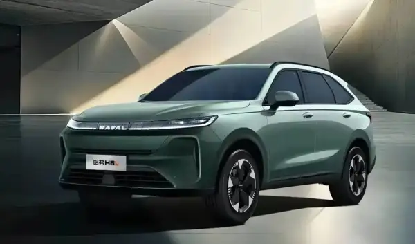 Nowy, zielony SUV Haval H6L prezentuje się nowocześnie na tle architektonicznych kształtów.