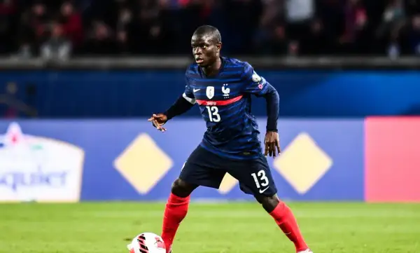 Piłkarz reprezentacji Francji, N'Golo Kanté, w akcji. Ten defensywny pomocnik jest znany ze swojej nieustannej pracy na boisku.