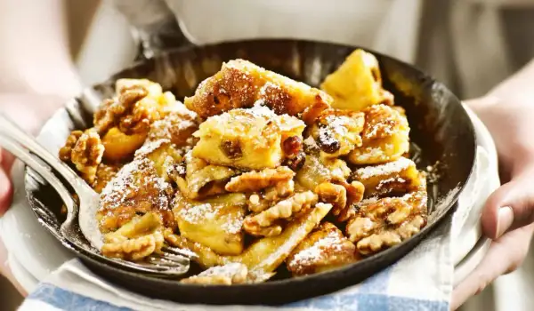 Kaiserschmarrn mit Nüssen und Rosinen, einfach im Thermomix zubereitet, bestäubt mit Puderzucker.