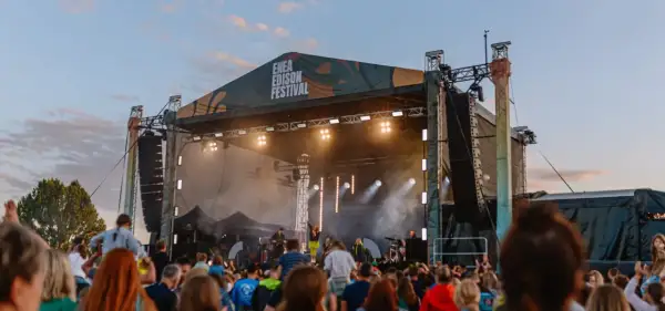 Koncert na Enea Edison Festival. Tłum ludzi przed sceną, na której gra zespół.