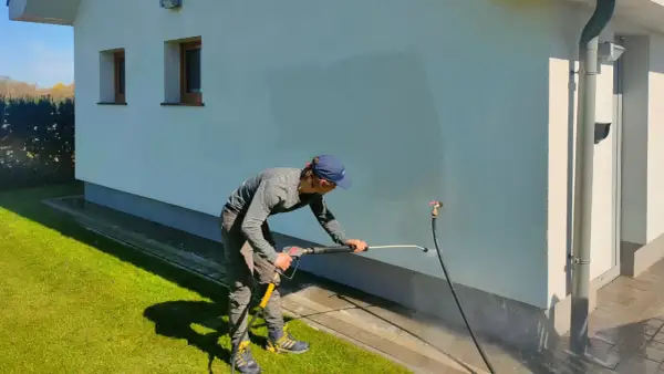 Jak skutecznie umyć elewację akrylową bez ryzyka uszkodzeń