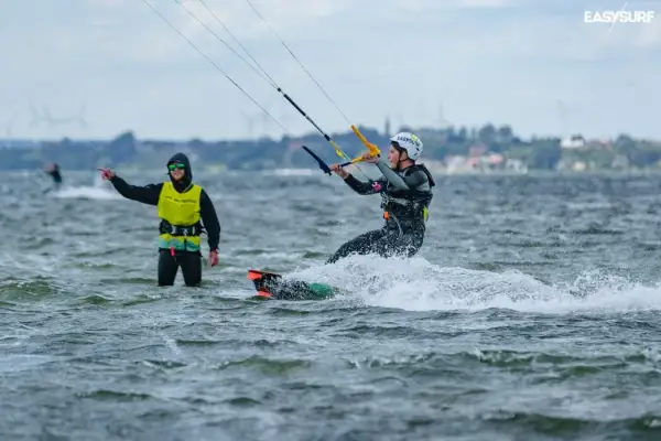 Jak pływać na kitesurfingu? Twój start od podstaw do deski