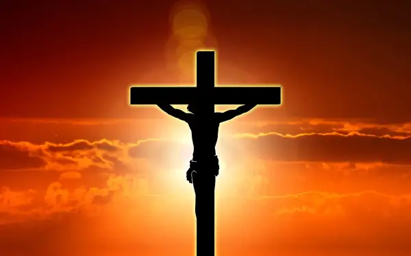 Silhuett av Jesus på korset mot en dramatisk solnedgång. Detta är en stark symbol för vad påsk betyder för många.