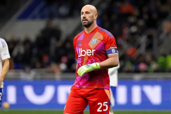 Pepe Reina, doświadczony bramkarz hiszpański, w barwach Como, gotowy do obrony.