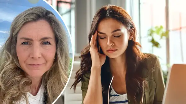Fina Josefin, en kvinna med blont hår och blå ögon, ler mot kameran. Bredvid henne sitter en kvinna med mörkt hår och sluten blick, med handen mot tinningen.