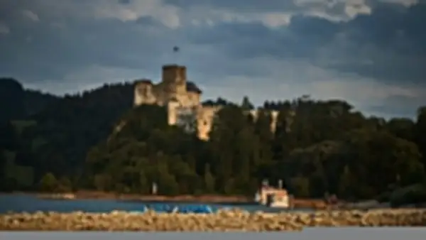 Zamek w Niedzicy, malowniczo położony nad jeziorem, w otoczeniu lasów. To miejsce, które warto odwiedzić, będąc w najstarszym parku narodowym w Polsce.