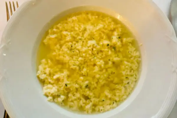 Stracciatella alla romana in una ciotola bianca, un classico confortante.