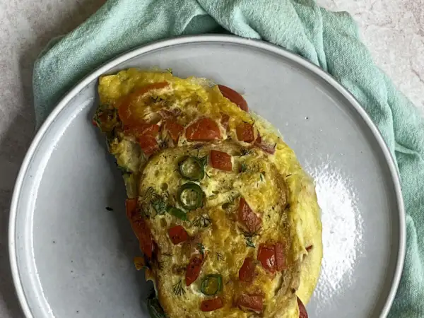 Kolorowy omlet z papryką i szczypiorkiem, idealny przepis na szybkie śniadanie.