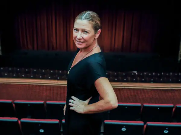 Sara Baras, con su edad, posa con elegancia en un teatro, lista para deslumbrar.