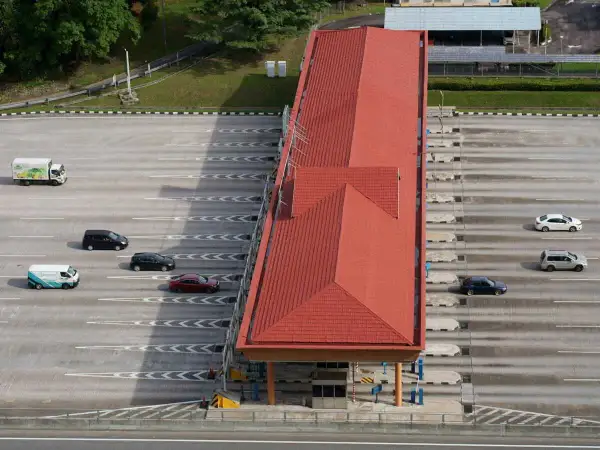 Vue aérienne d'une station de péage avec plusieurs voitures et un camion. Attention à ne pas recevoir d'amende péage en payant votre passage.