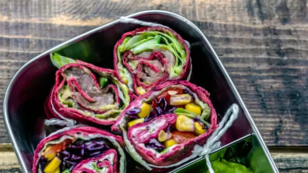 Bunte Wraps mit Gemüse und Avocado sind ein leckeres und gesundes Mittagessen für die Arbeit.