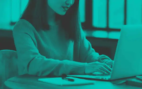 Content Manager: Ile zarobisz? Pensje, AI i kluczowe czynniki.