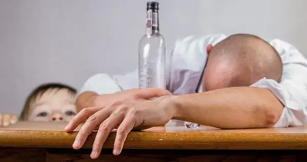 Codzienne picie męża: Kiedy to alkoholizm? Jak szukać pomocy?