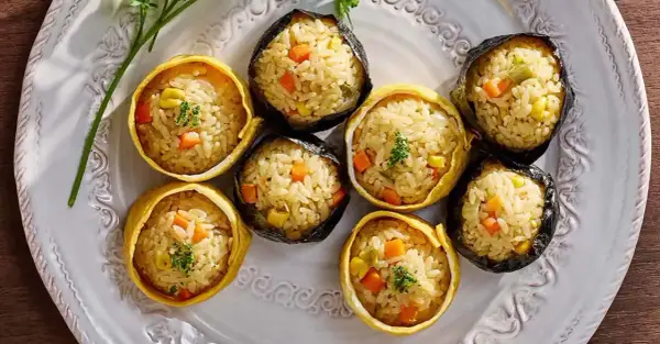 Små risbollar med grönsaker, inslagna i omelett eller sjögräs. Perfekt för nya, spännande risrecept!
