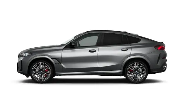 Srebrne BMW X6M z przyciemnianymi szybami i sportowymi felgami, gotowe do dynamicznej jazdy.