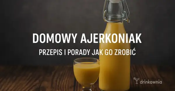 Domowy ajerkoniak przepis babci. Kremowy likier w butelce i kieliszku na drewnianym blacie.