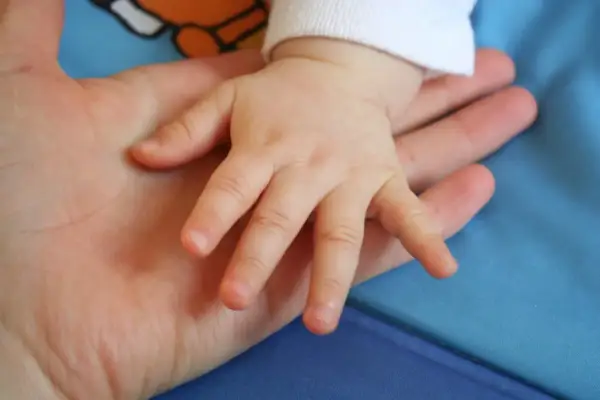 Dłoń dziecka na dłoni dorosłego. To pierwszy, ważny krok w programie rozwoju.