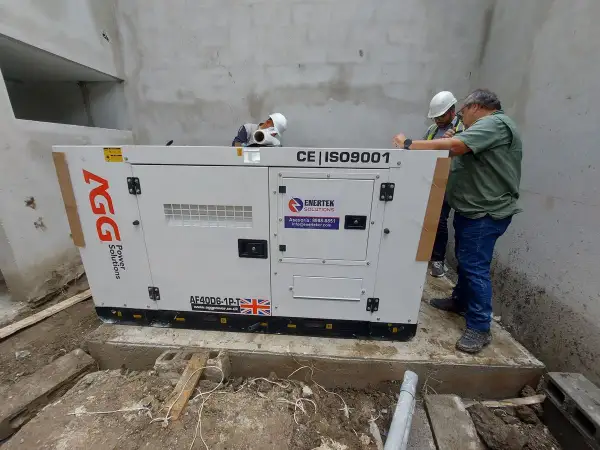 Técnicos revisan un generador eléctrico AGG, esencial para el suministro de energía.