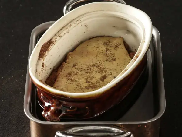 Préparation du foie gras en cuisson bain-marie, prêt pour la chaleur tournante.