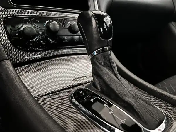 Palanca de cambios de un Mercedes C 200 CDI, con selector de modos (W/S) y marchas (P/R/N/D+). Posibles problemas en la transmisión.