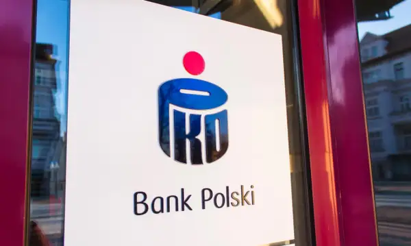 Logo PKO Banku Polskiego. Czekamy, kiedy PKO BP podniesie oprocentowanie lokat, by nasze oszczędności rosły szybciej.