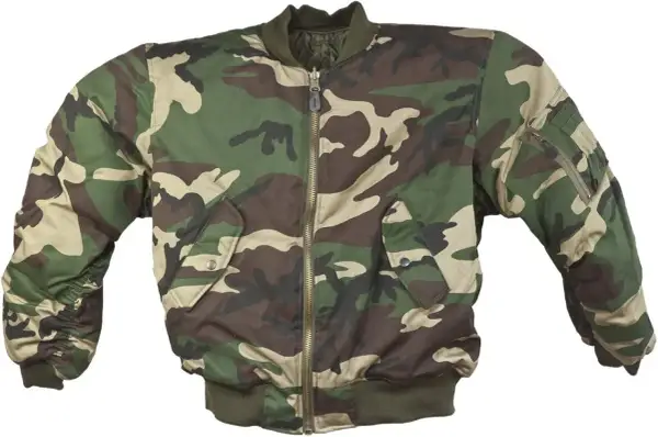 Chaqueta bomber con estampado de camuflaje verde y marrón, cremallera frontal y bolsillos.