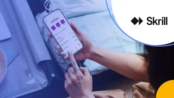 Osoba sprawdza saldo na telefonie, używając aplikacji Skrill. Czy Skrill jest bezpieczny? Tak, to popularny i bezpieczny sposób na zarządzanie finansami.