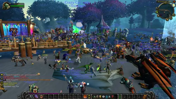 Tłum graczy w World of Warcraft, w tym wiele postaci, smoków i nawet żółw. Wow!