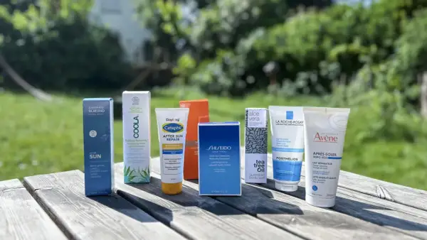 After the sun: Annemarie Börlind, Coola, Cetaphil, Shiseido, La Roche-Posay und Avène After Sun Produkte auf Holztisch.