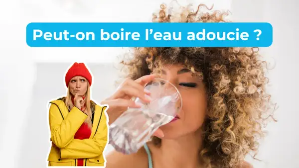 Une femme s'interroge sur la question : "Peut-on boire de l'eau adoucie ?" tandis qu'une autre boit un verre d'eau.