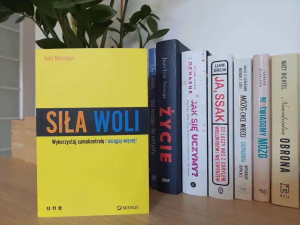 Książka "Siła woli" Kelly McGonigal obok innych tytułów o mózgu i rozwoju osobistym.