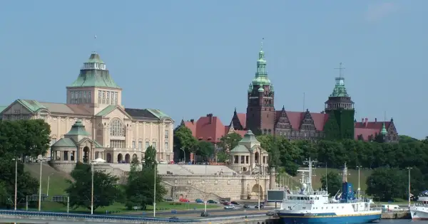Co warto zobaczyć w Szczecinie? Imponujące budynki Muzeum Narodowego i Zamku Książąt Pomorskich, cumujące statki i zielone wzgórza tworzą malowniczy widok.