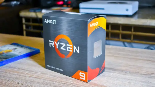 AMD Ryzen 9 5900X Box, bereit für den Test. Daneben liegt ein Blu-ray-Spiel.