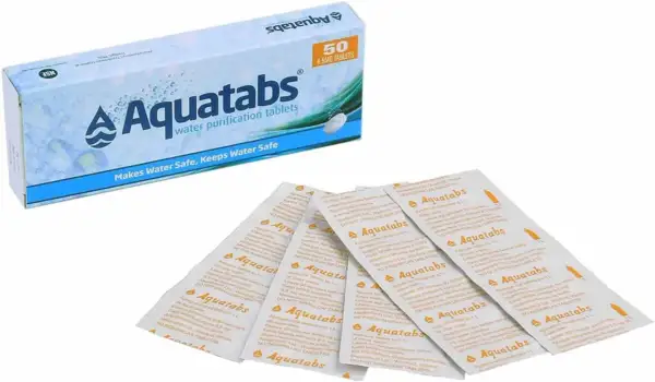 Caja de Aquatabs y varias tiras de tabletas purificadoras de agua. Similar a Katadyn Micropur Forte, para agua segura.