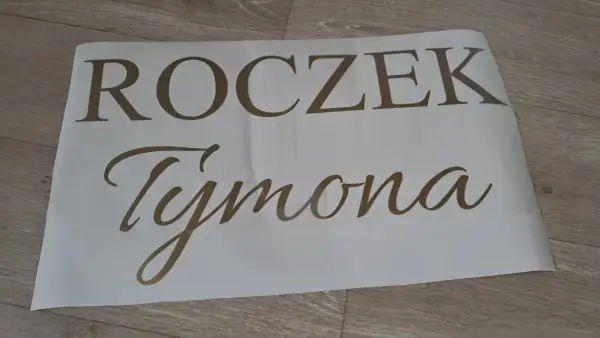 Złoty napis na urodziny: Roczek Tymona. Idealny na pierwsze urodziny malucha!