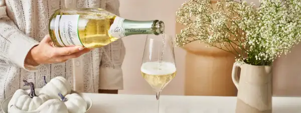 Schlumberger Grüner Veltliner Sekt wird ins Glas gegossen. Der Prosecco hat einen angenehmen prozentualen Alkoholgehalt.