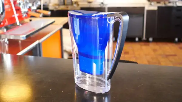 Caraffa filtrante blu, ideale per preparare un caffè dal gusto puro. La marca acqua per caffè è BWT.