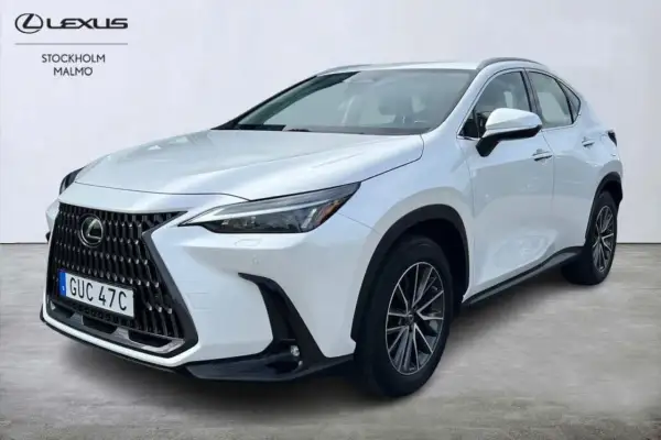 Vit Lexus NX 350h redo för ett test. En elegant SUV med modern design.