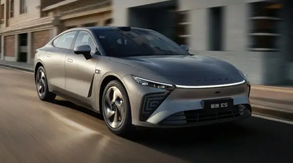 Srebrny sedan Exlantix ES pędzi ulicą, jego futurystyczny design przyciąga wzrok.