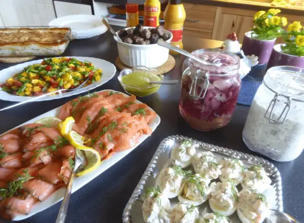 Ett härligt påskbord med mat som gravad lax, köttbullar, sill och ägghalvor.